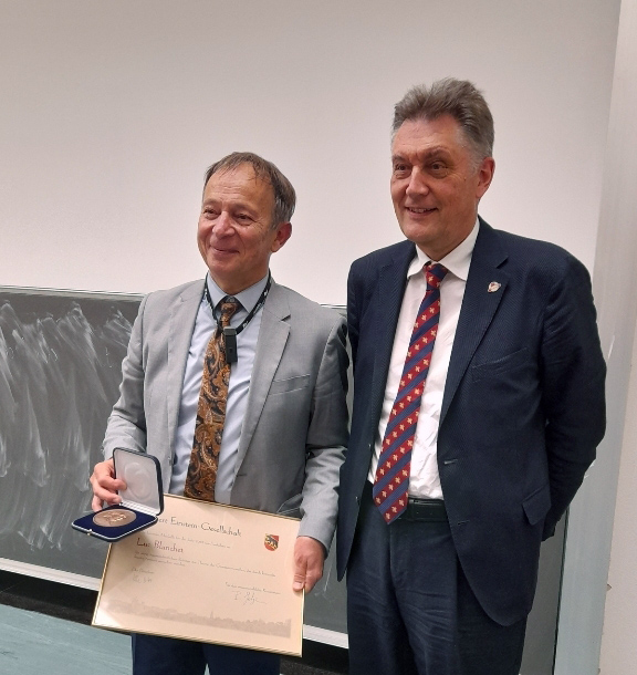 Luc Blanchet avec le Prof. Philippe Jetzer, département de physique, Université de Zurich, président du comité scientifique.