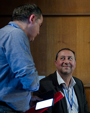 Photographie de Karim Benabed, avec Francis Bernardeau, prise à l'IAP le 8 juin 2019, pendant la « Nuit blanche de l'Astronomie », organisée à l’initiative de Karim pour célébrer les 80 ans du CNRS (© Jean Mouette /IAP-CNRS-SU).
