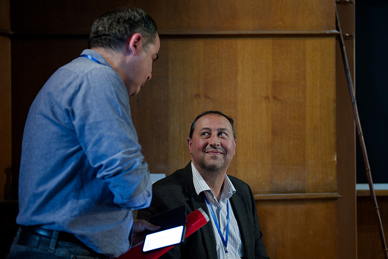 Photographie de Karim Benabed, avec Francis Bernardeau, prise à l' IAP le 8 juin 2019, pendant la « Nuit blanche de l'Astronomie », organisée à l’initiative de Karim pour célébrer les 80 ans du CNRS.