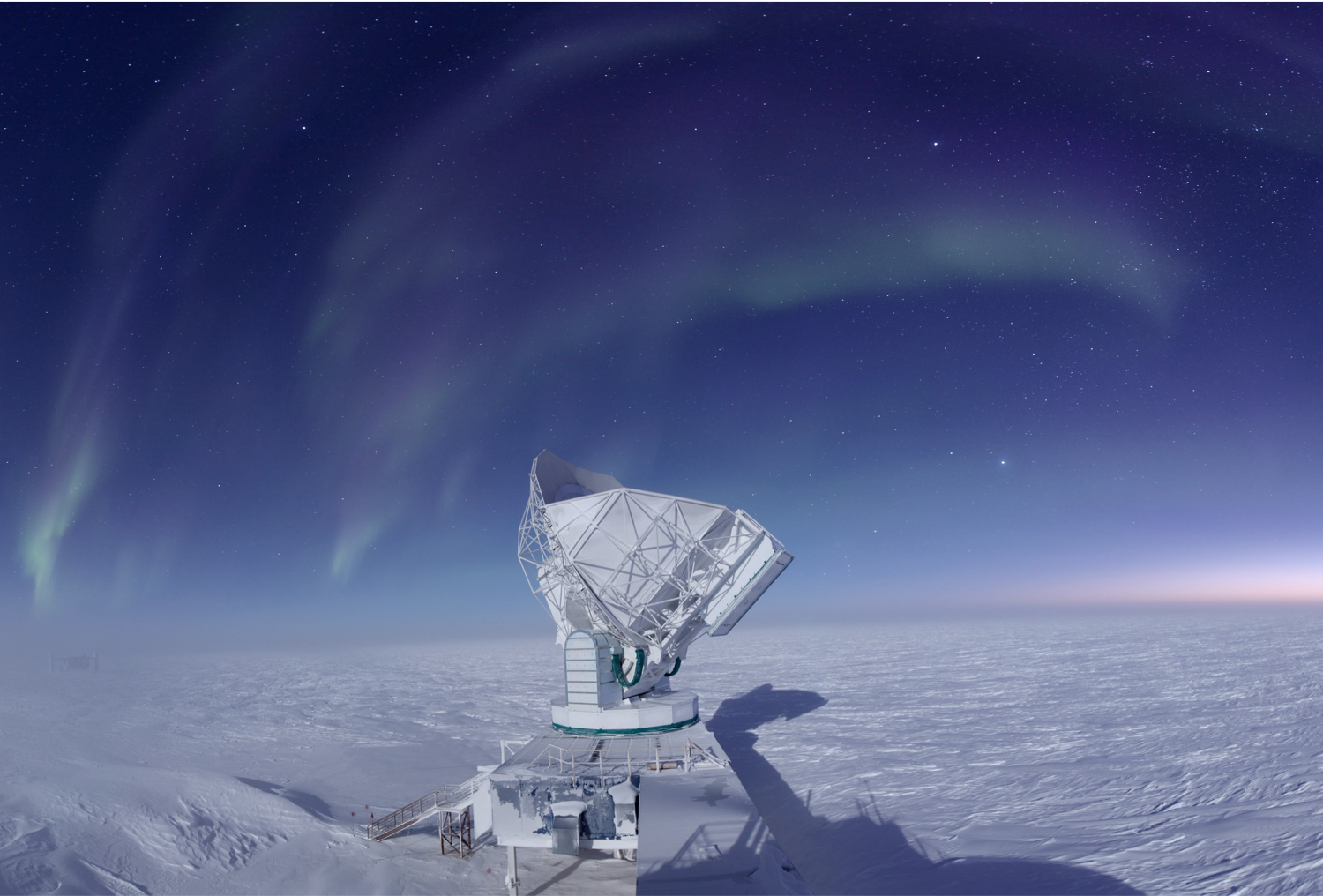 Le South Pole Telescope (@ Jason Gallicchio)
